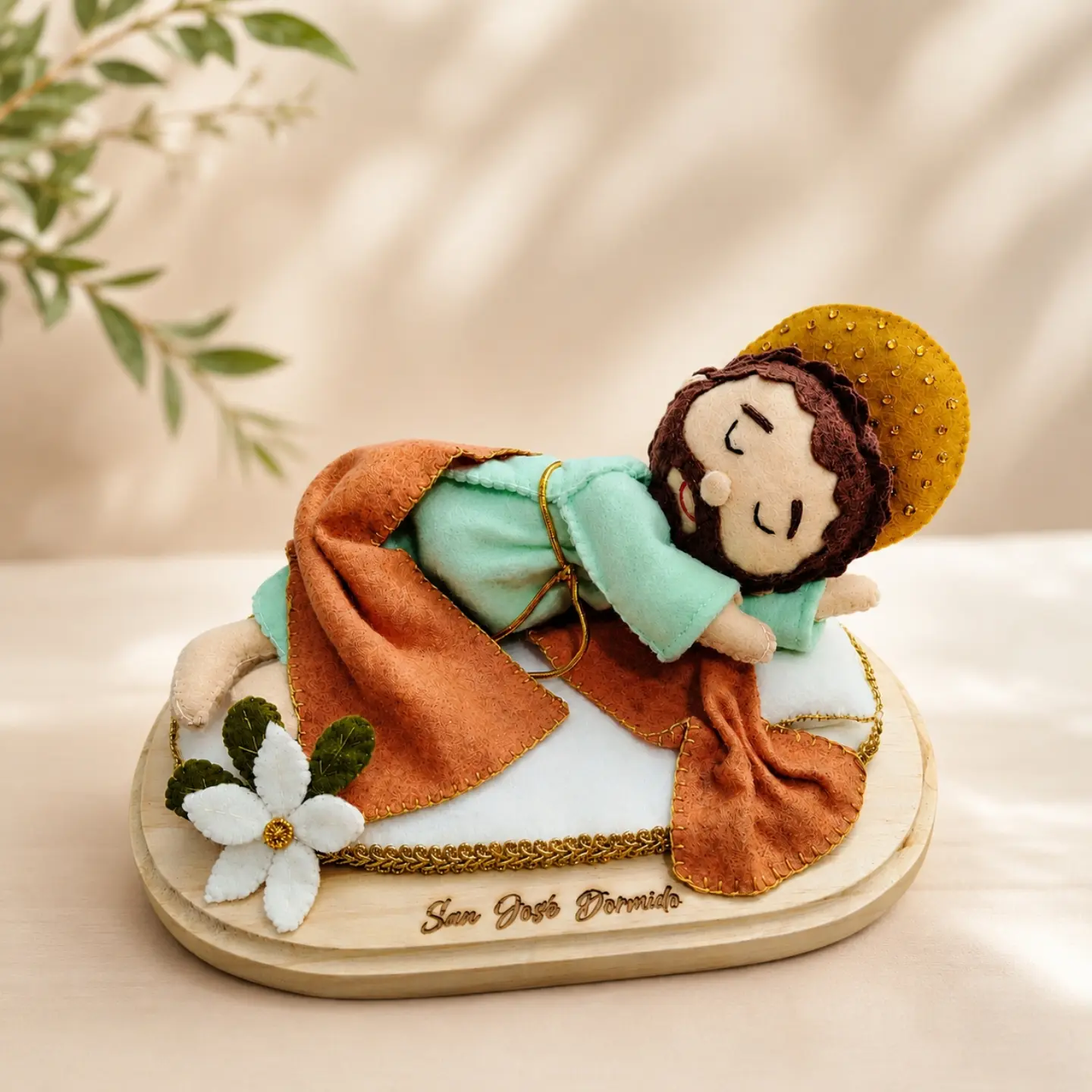 Muñeco de fieltro artesanal
